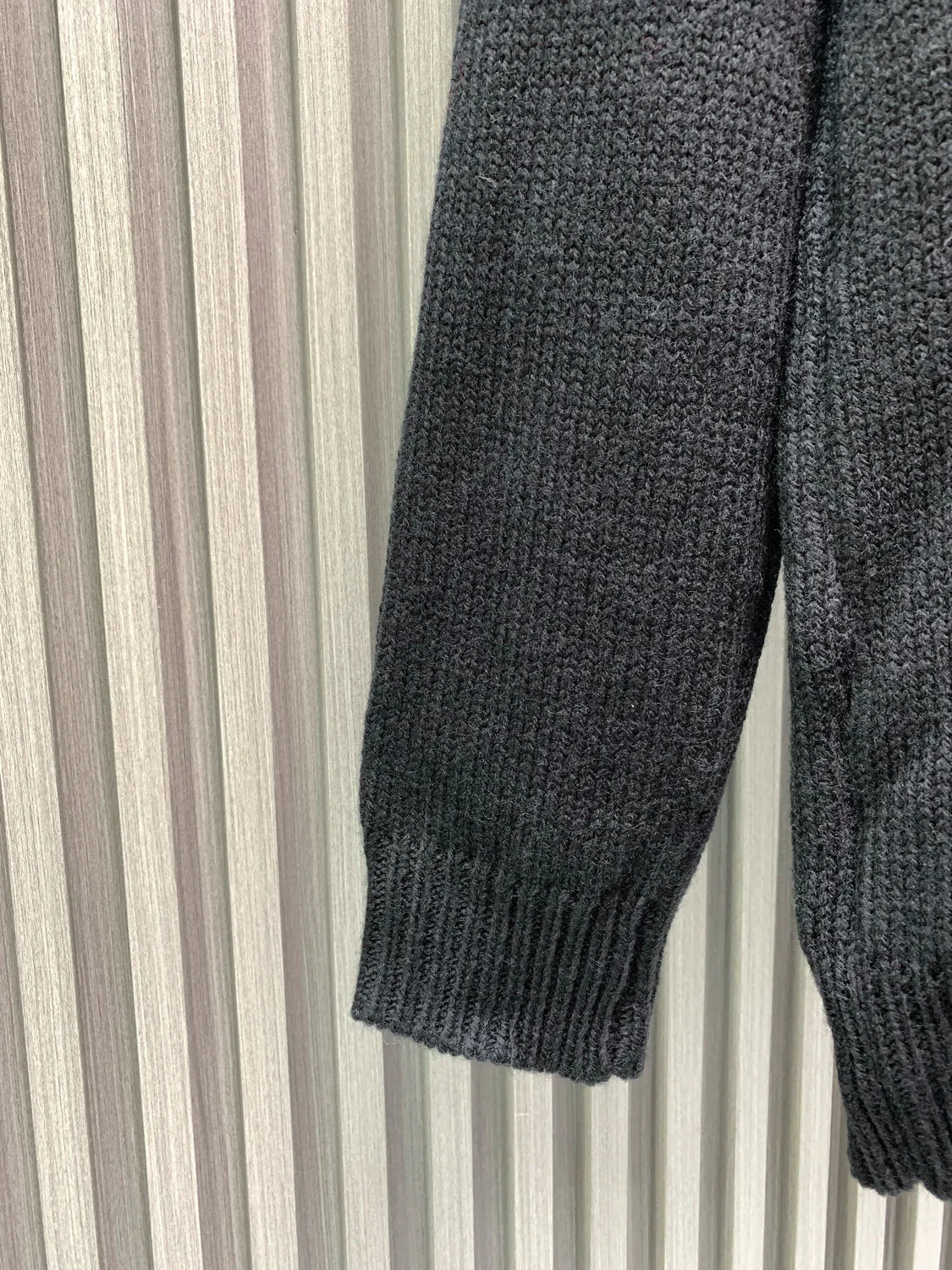 🅿️420 🀄️ Louis Vuitton's 2025 autumn and winter new knitted pullover. It is equipped with heavy-duty high-end personalized LOGO embroidery technology. The logo is surrounded by a circle of pearls. It is handmade. Unique design and meticulous workmanship. Perfect high-end customization. Made of 60% wool blended wool. The ribs are 26/2 1*1 stretch ribs. The fabric is dyed in the same vat. It feels very comfortable. The version design is avant-garde and fashionable. It adopts double waistcoat method. Stylish upper body, three-dimensional upper body, exquisite stitching, fine workmanship, very textured, same style as Internet celebrity stars, collar label, hang tag, wash mark, exclusive packaging bag, complete with three labels